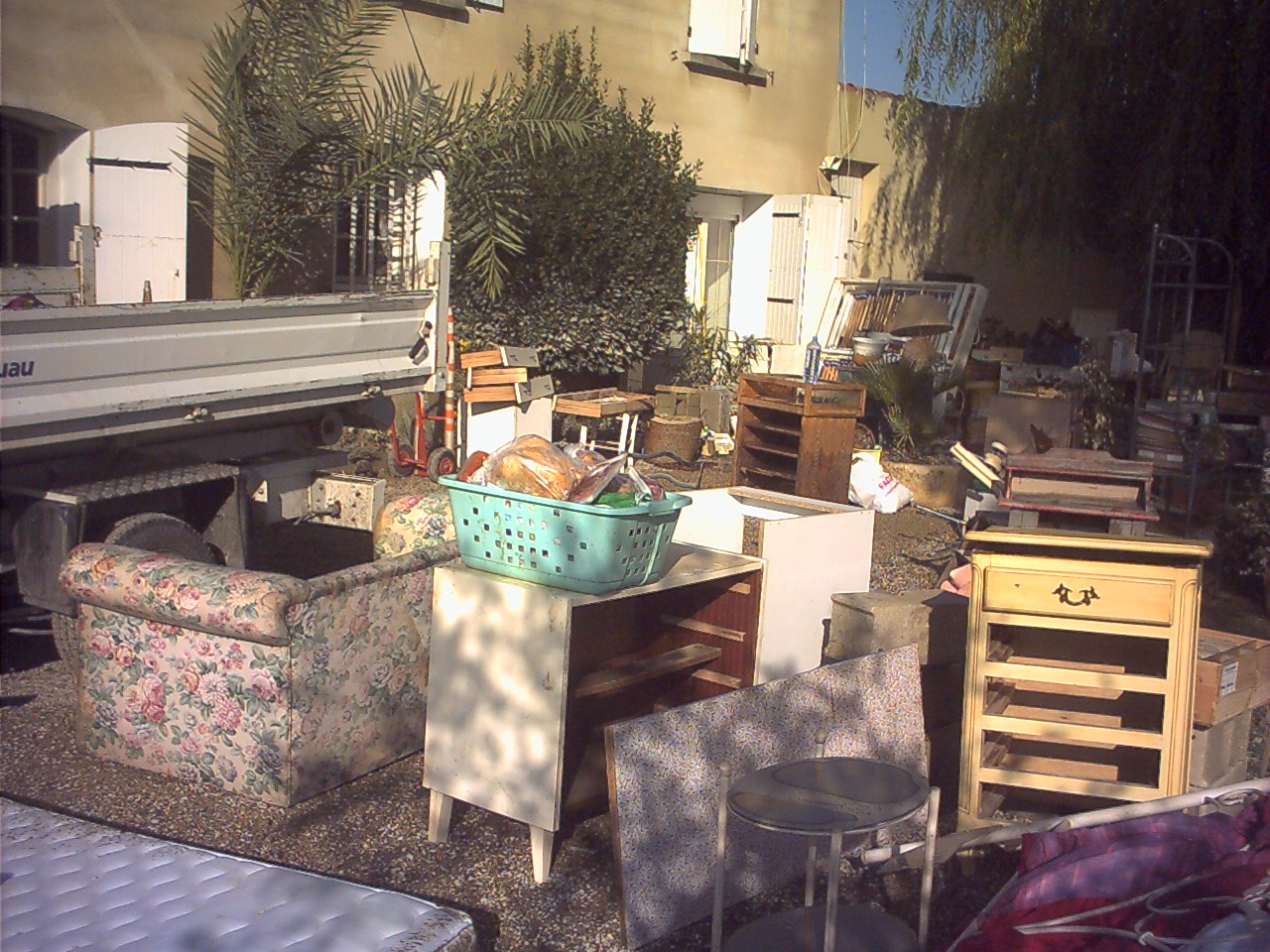2002 CADEROUSSE meubles dans jardin