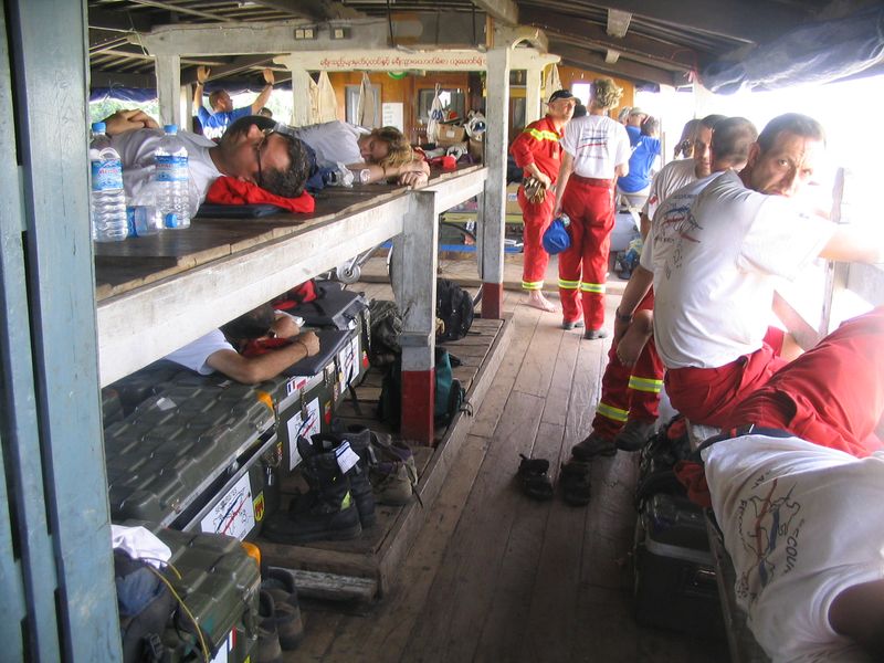Le lieu de vie de l'équipe, les 2.5 tonnes de matériel sont entreposées dans la cale du bateau, les hommes dorment à même le sol ou sur leur malle