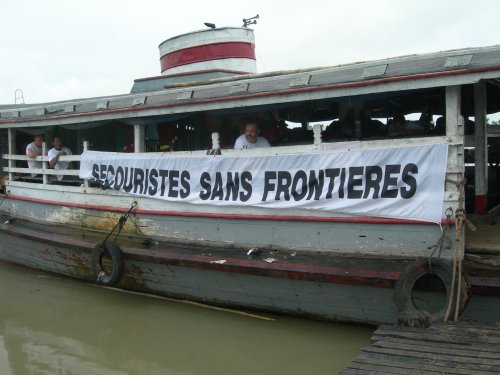 Le bateau fait office de pc radio et de camp de base